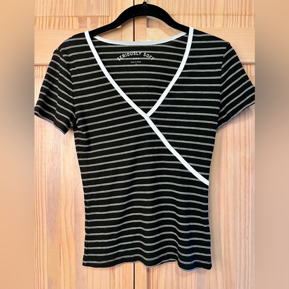 Aeropostale seriously soft black and white stripped t-shirt size small - Picture 1 of 5